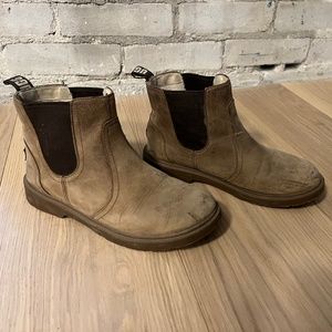 YOUTH - UGG boots size 4